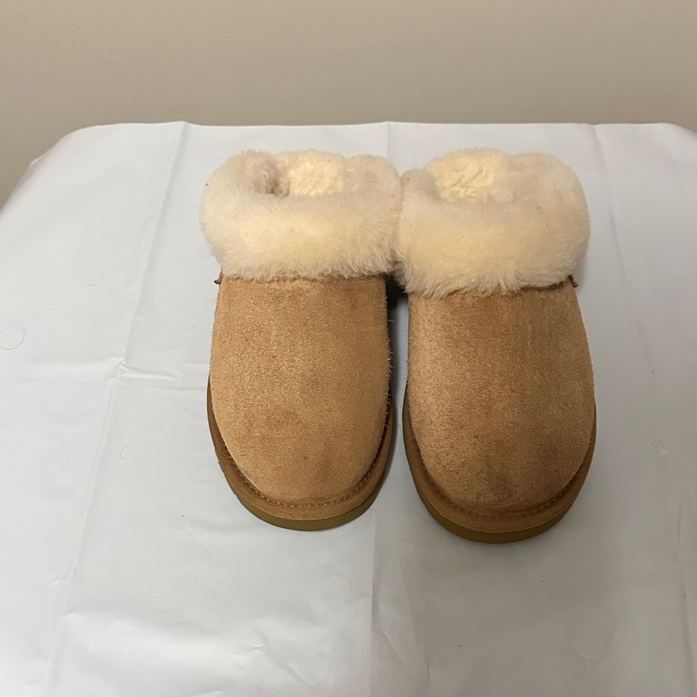 UGG Cluggette Chestnut Slippers with Cream Fur Lining size 8